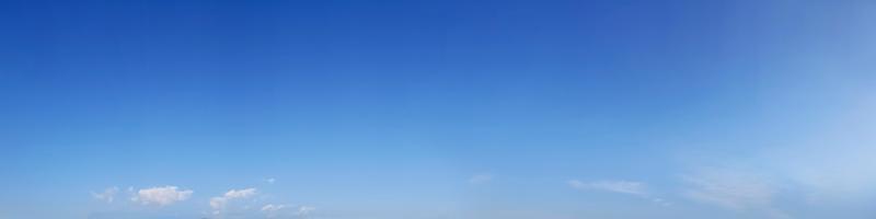 cielo panorámico de colores vibrantes con nubes en un día soleado. foto