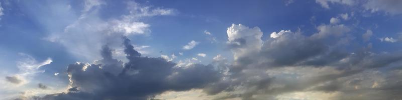 cielo panorámico de colores vibrantes con nubes en un día soleado. foto