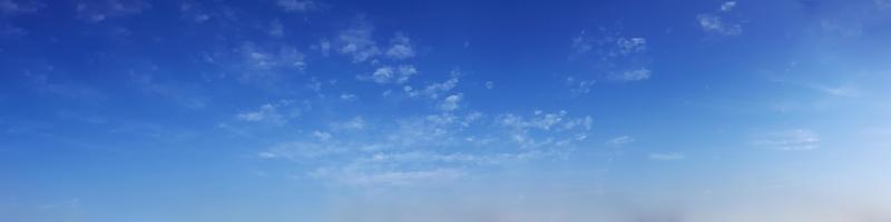 cielo panorámico de colores vibrantes con nubes en un día soleado. foto