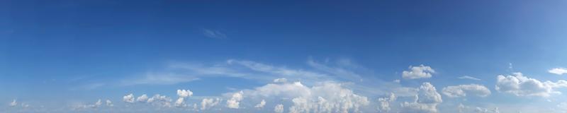 cielo panorámico con nubes en un día soleado. foto