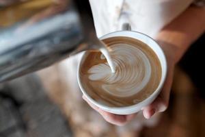 barista creando café latte art.