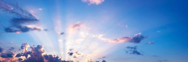 Panorama del cielo con nubes al amanecer y al atardecer foto