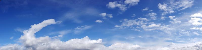 cielo panorámico con nubes en un día soleado. foto