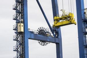 Grúa de muelle gigante en el patio del puerto foto