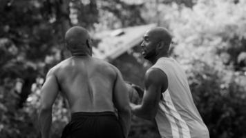 basket-ball de rue en tête-à-tête video