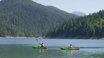 coppia in kayak nel lago video