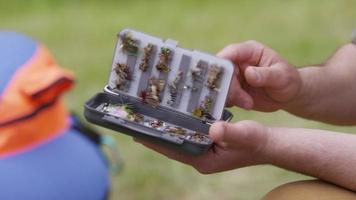 pêcheur à la mouche sélectionnant une mouche video