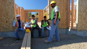 grupo de trabalhadores da construção fazendo uma pausa video