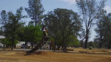 piloto de motocross dando um grande salto, câmera lenta, tiro 4k no épico vermelho video