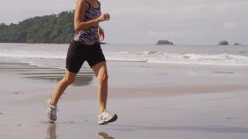 corriendo en la playa. video