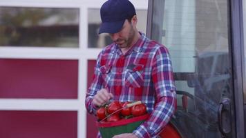 Porträt des Bauers mit Korb voller Tomaten video