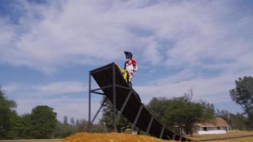 piloto de motocross dando um grande salto, câmera lenta, tiro 4k no épico vermelho video