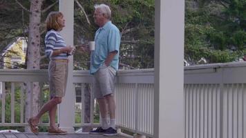 coppia senior che prende un caffè in veranda insieme video