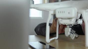 homme au bureau travaillant avec un drone video