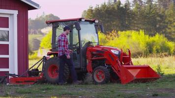 bonden sätter sig i traktorn video