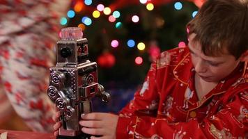 Garçon jouant avec un robot jouet à Noël
