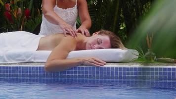 mulher recebe massagem nas costas no spa, costa rica.