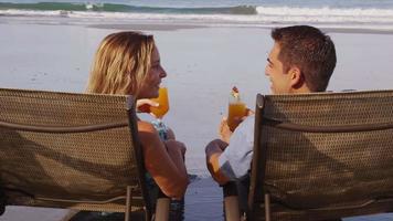 casal com coquetéis tropicais na praia. video