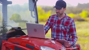 agricultor usando computadora portátil video