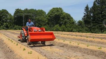Mann fährt Traktor auf Farm video