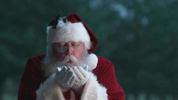 Weihnachtsmann bläst Schnee aus den Händen in Zeitlupe, Phantom Flex 4k video