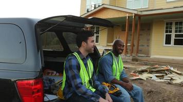 trabajadores de la construcción toman un descanso del trabajo video