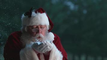 papai noel soprando neve com as mãos em câmera lenta, phantom flex 4k video