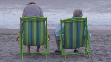 coppia di anziani che si dirige verso la spiaggia video