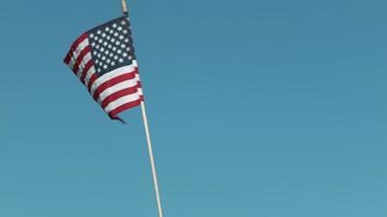 agitant le drapeau américain au ralenti, tourné sur un flex fantôme 4k video