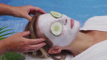 femme au spa reçoit un massage de la tête. video