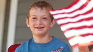 garçon agitant le drapeau américain, tourné sur un flex fantôme 4k video