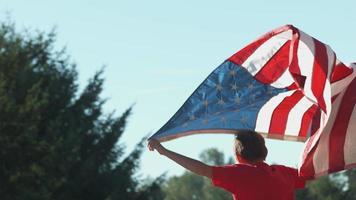 ragazzo che corre con la bandiera americana, girato su phantom flex 4k video