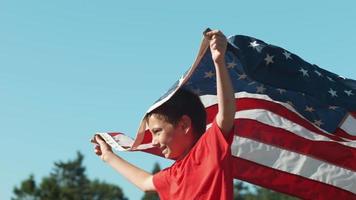 Junge, der mit amerikanischer Flagge läuft, geschossen auf Phantom-Flex 4k video