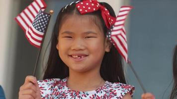 niña ondeando la bandera americana, filmada en phantom flex 4k video
