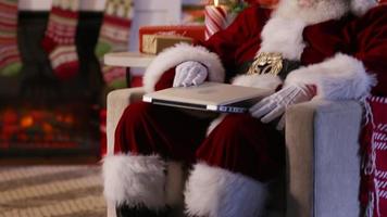 jultomten med bärbar dator i vardagsrummet video