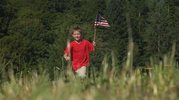 niño corriendo con bandera americana, rodado en phantom flex 4k video