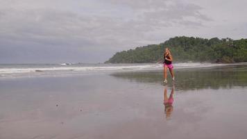vrouw loopt op het strand, slow-motion. video