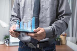 gráfico de cotizaciones empresario gráfico de inversión crecimiento foto