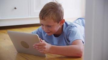 ung pojke som använder digital surfplatta. video
