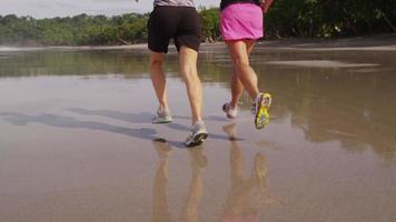 tiro em câmera lenta de mulheres correndo na praia. video