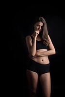 Bella mujer con cuerpo sano sobre fondo negro foto