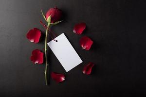 rosa roja con tarjeta blanca.