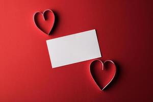 papel de corazón rojo y en blanco con tarjeta de nota sobre fondo rojo. foto