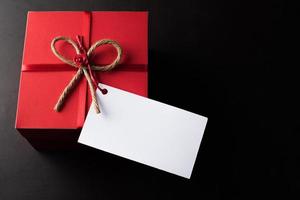 caja de regalo con tarjeta blanca en blanco.