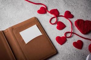 vista superior tarjeta blanca en blanco en billetera y regalo de corazón. foto