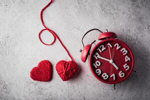 Despertador rojo con corazón rojo, concepto de día de San Valentín. foto