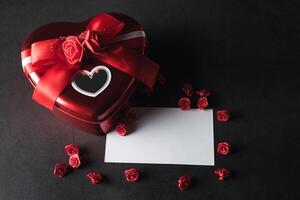 Caja de regalo en forma de corazón con tarjeta de nota en blanco, día de San Valentín. foto