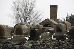 cementerio antiguo con lápidas de piedra foto