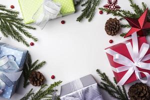 decoración navideña y año nuevo de caja de regalo. foto