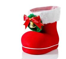 Zapatos rojos de navidad sobre fondo blanco. foto